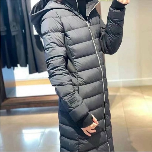 New Burberry long down puffer jacket with hood - Picture 3 of 5